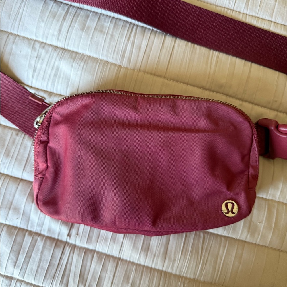 Lululemon 1L Everywhere belt bag - maroon